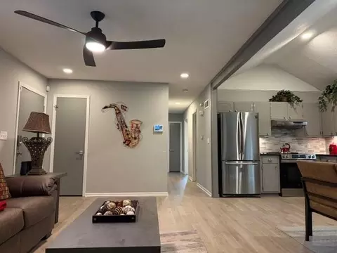 Entry Way - 15218 E 33rd St, Independence, MO 64055 photo 1 of 3