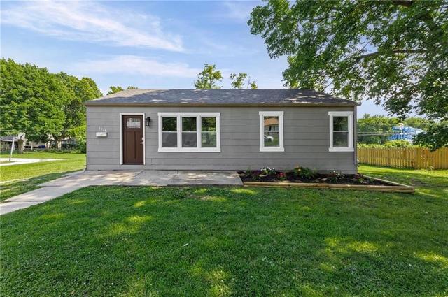 8319 W 77th St, Overland Park, KS 66204