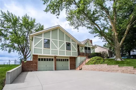 507 NE Karapat Dr, Kansas City, MO 64155