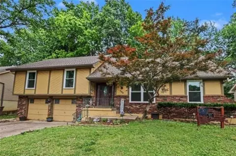 509 NE Country Ln, Lees Summit, MO 64086