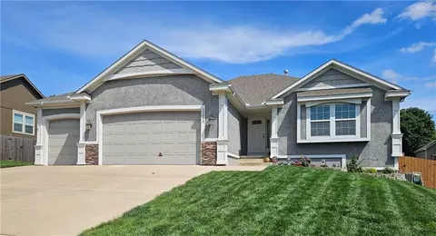 15416 Juniper Ln, Basehor, KS 66007