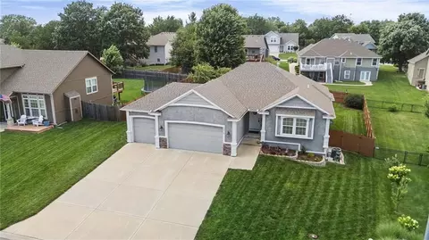 15416 Juniper Ln, Basehor, KS 66007