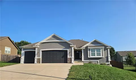 15416 Juniper Ln, Basehor, KS 66007