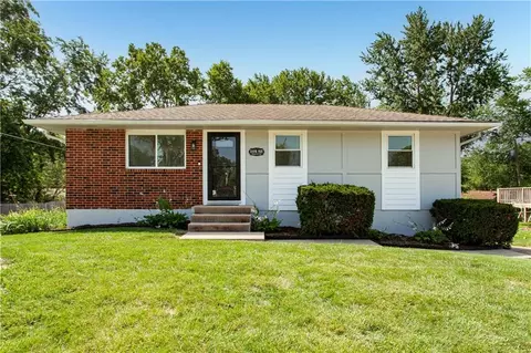 104 SE Kingscross Rd, Blue Springs, MO 64014