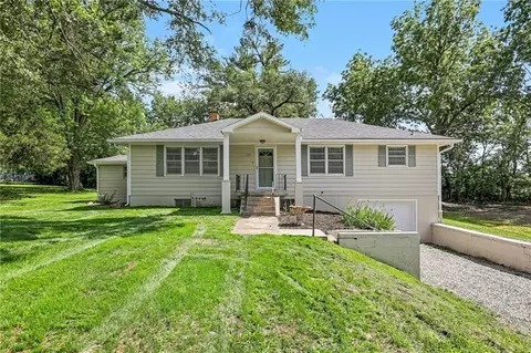 Exterior - 339 W Oak St, Trimble, MO 64492 photo 2 of 6