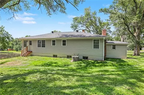 Exterior - 339 W Oak St, Trimble, MO 64492 photo 5 of 6