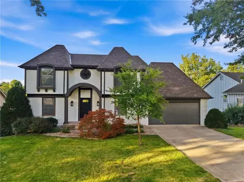 3628 NE Basswood Dr, Lees Summit, MO 64064
