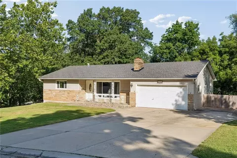 6826 N Baltimore Ave, Gladstone, MO 64118