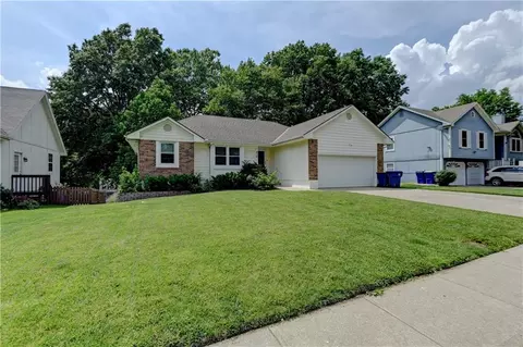 816 NE Bristol Dr, Lees Summit, MO 64086