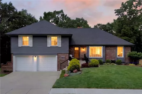 10112 Oakridge Dr, Overland Park, KS 66212