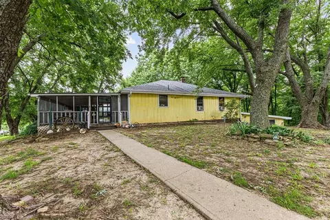 3252 SW Warnicks Rd, Saint Joseph, MO 64504