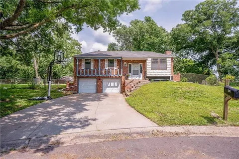 804 NW Arlington Pl, Blue Springs, MO 64015