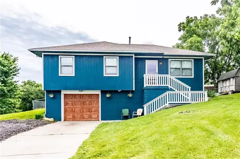 81 SW 101 Rd, Warrensburg, MO 64093