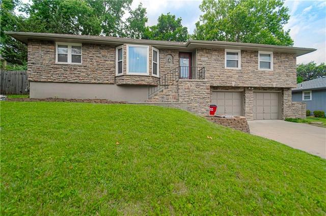 3008 S Cochise Dr, Independence, MO 64057