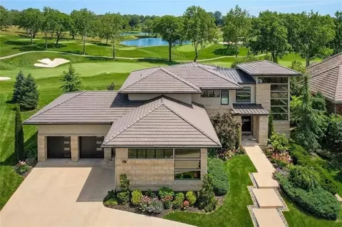 6537 Ridge Rd, Parkville, MO 64152