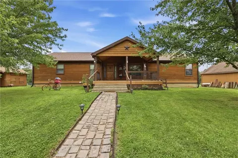 40303 E Round Prairie Rd, Oak Grove, MO 64075
