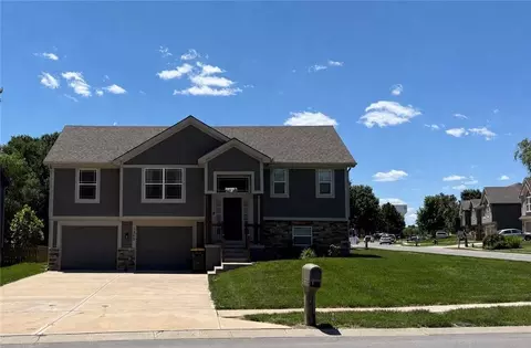1300 Regency Dr, Kearney, MO 64060