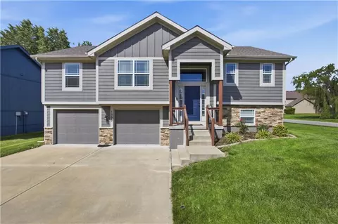 1300 Regency Dr, Kearney, MO 64060