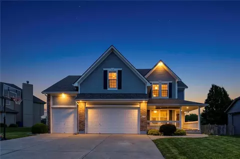 808 SW 33rd St, Lees Summit, MO 64082