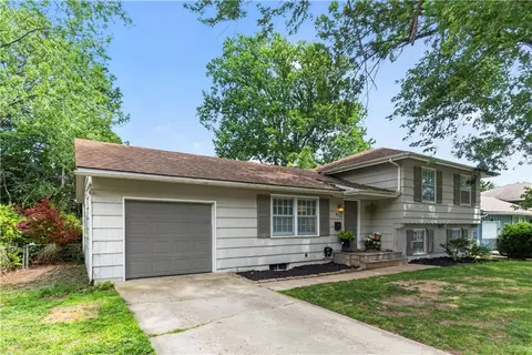 Exterior - 4115 S Cottage Ave, Independence, MO 64055 photo 2 of 8