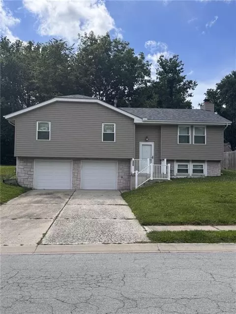 325 Brownfield Dr, Lees Summit, MO 64063