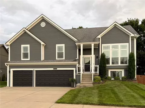 207 Carriage Ct, Smithville, MO 64089