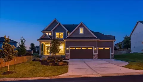 11563 S Montclaire Dr, Olathe, KS 66061