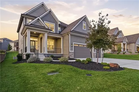 11563 S Montclaire Dr, Olathe, KS 66061