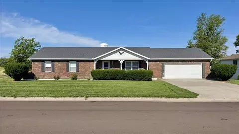 707 Lake Manor Dr, Trenton, MO 64683