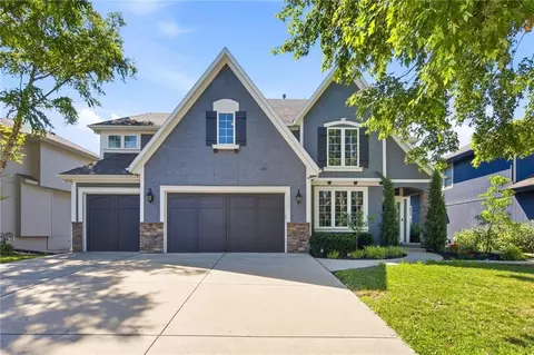 15401 W 165th St, Olathe, KS 66062