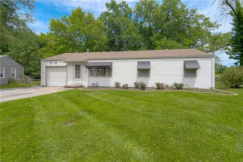 2418 NE Pursell Rd, Gladstone, MO 64118