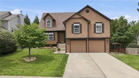1612 NE Bluff St, Lees Summit, MO 64086