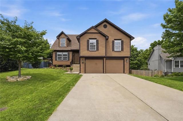 1612 NE Bluff St, Lees Summit, MO 64086