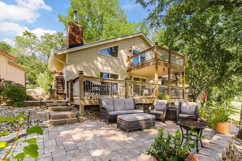 621 NW North Shore Dr, Lake Waukomis, MO 64151