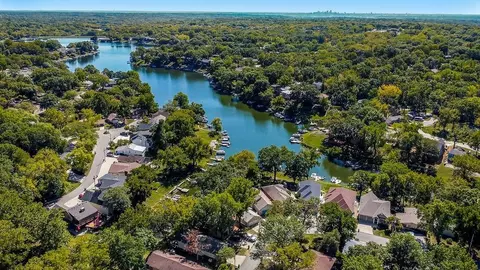 621 NW North Shore Dr, Lake Waukomis, MO 64151