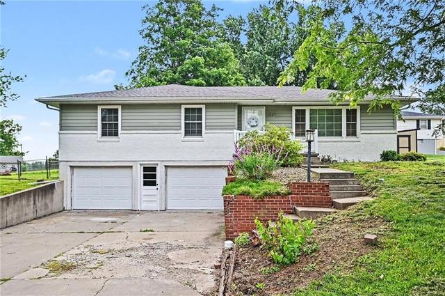 1207 Safari Dr, Saint Joseph, MO 64506