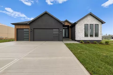 2120 SW Wheatfield Dr, Lees Summit, MO 64082
