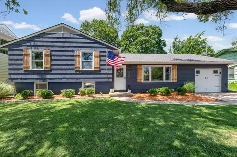 206 NW North Shore Dr, Lake Waukomis, MO 64151