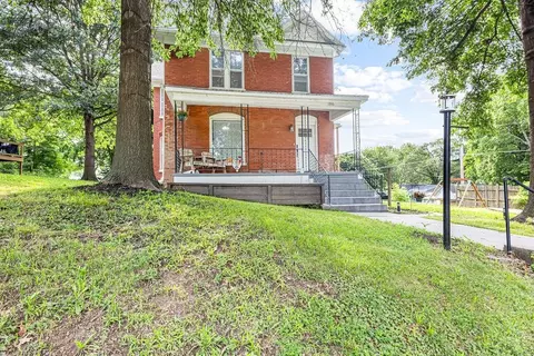 1016 N 10th St, Atchison, KS 66002 photo 2