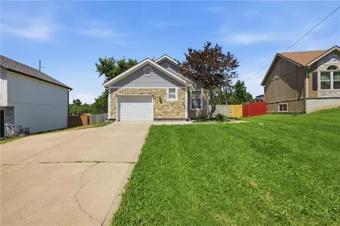 2704 S 46th St, Kansas City, KS 66106