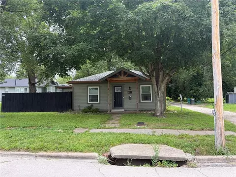 807 4th St, Osawatomie, KS 66064