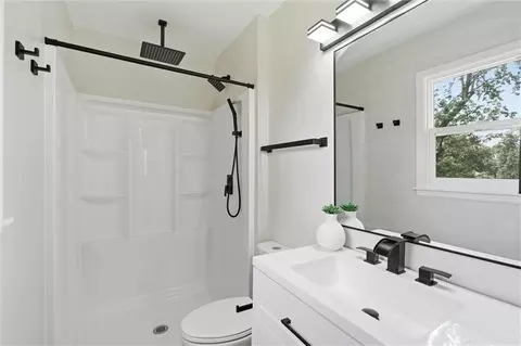 Bath - 6901 E 127th Ter, Grandview, MO 64030 photo 2 of 3