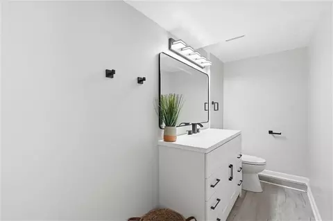 Bath - 6901 E 127th Ter, Grandview, MO 64030 photo 1 of 3