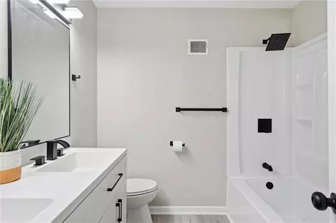 Bath - 6901 E 127th Ter, Grandview, MO 64030 photo 3 of 3