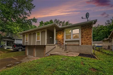 Exterior - 1322 S Hocker Ave, Independence, MO 64055 photo 2 of 8