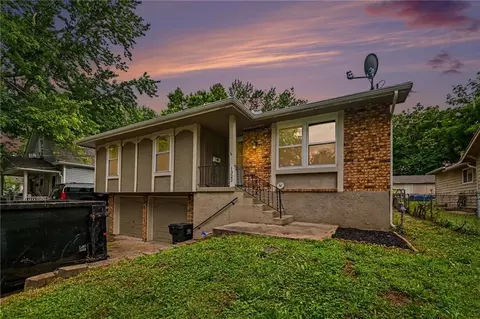 1322 S Hocker Ave, Independence, MO 64055