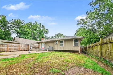 Exterior - 1322 S Hocker Ave, Independence, MO 64055 photo 8 of 8