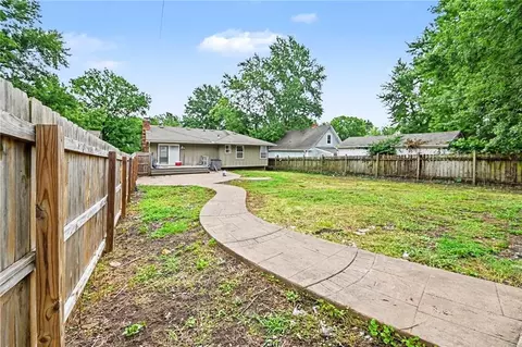 Exterior - 1322 S Hocker Ave, Independence, MO 64055 photo 3 of 8