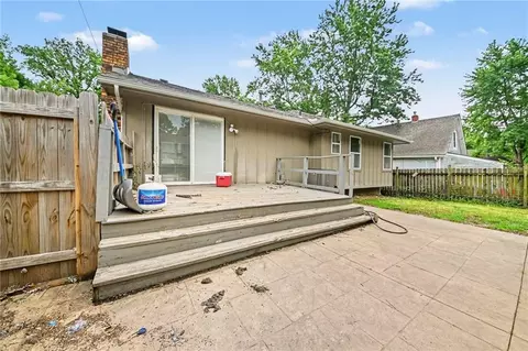 Exterior - 1322 S Hocker Ave, Independence, MO 64055 photo 4 of 8