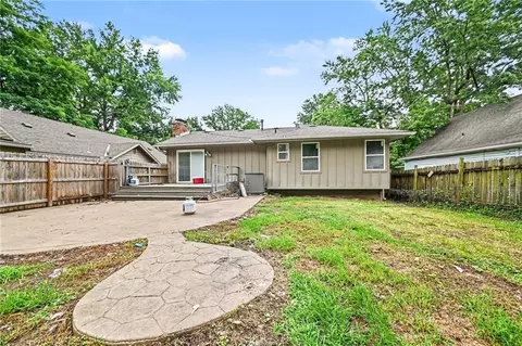Exterior - 1322 S Hocker Ave, Independence, MO 64055 photo 5 of 8